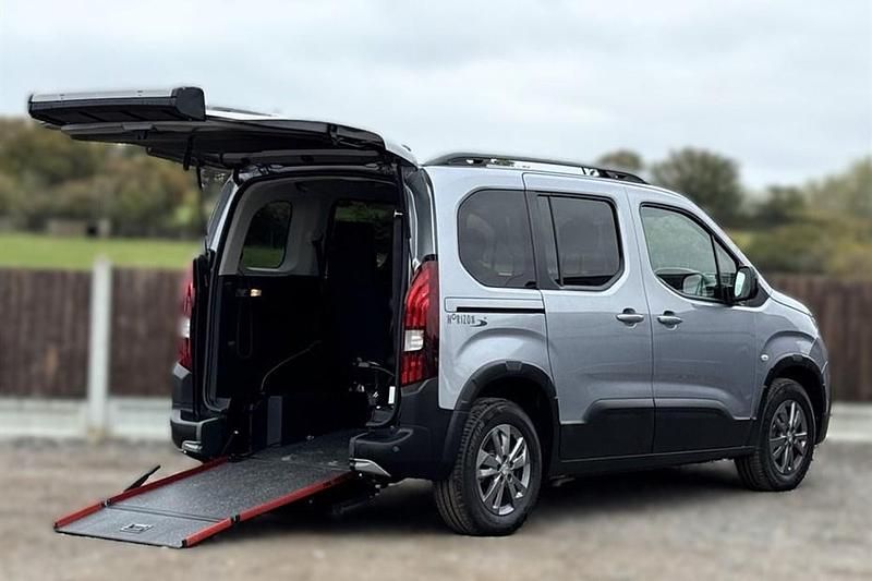 Used 2023 Peugeot Rifter Allure MPV | £17,450 (Fair price) - Image 1/1