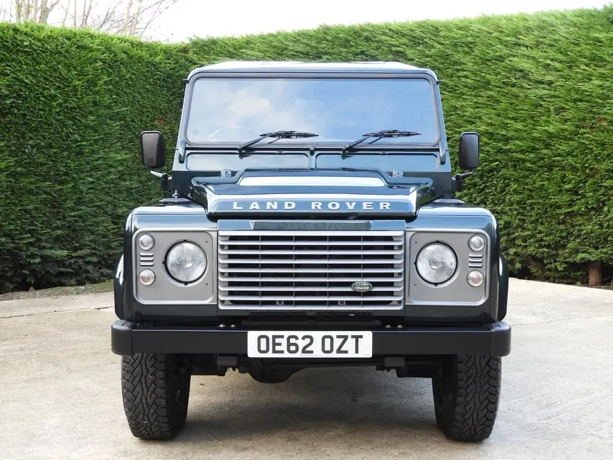 Used Land Rover Defender 122 HP (89 kW) 2013 Green Estate
