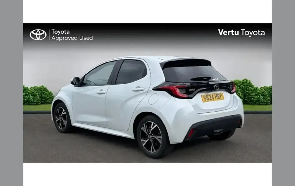 Used Toyota Yaris Design 113 HP (83 kW) 2024 White Hatchback