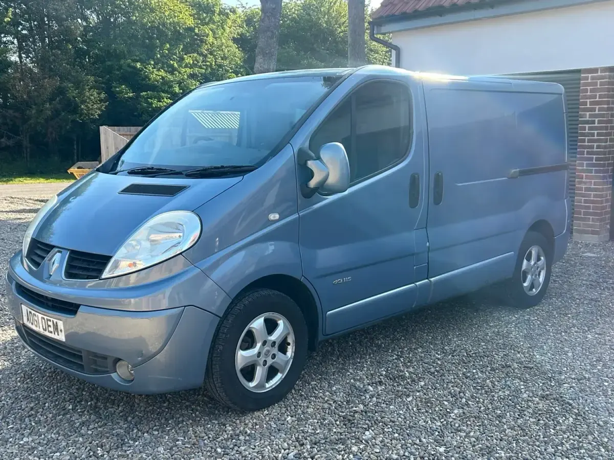 Usado Renault Trafic 115 HP (84 kW) 2011 Azul Monovolume