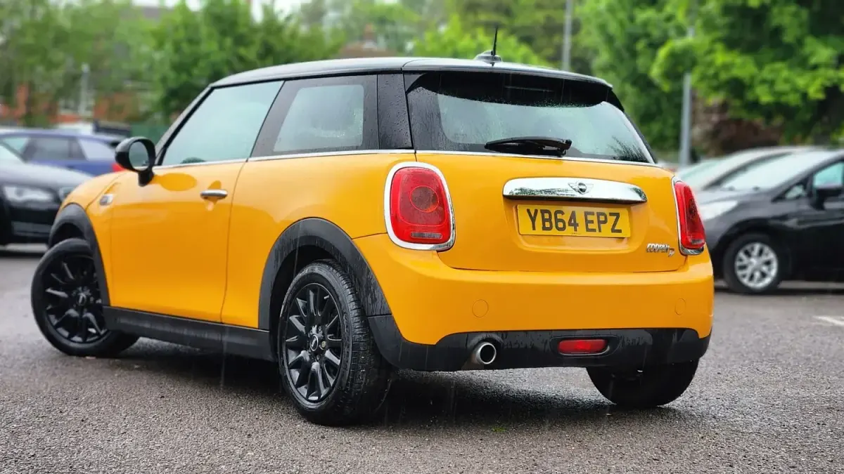 Usado Mini Cooper D Hatch 116 HP (85 kW) 2015 Laranja Citadino