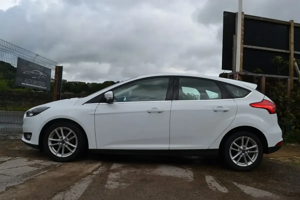 Used Ford Focus Zetec 2015 White Hatchback