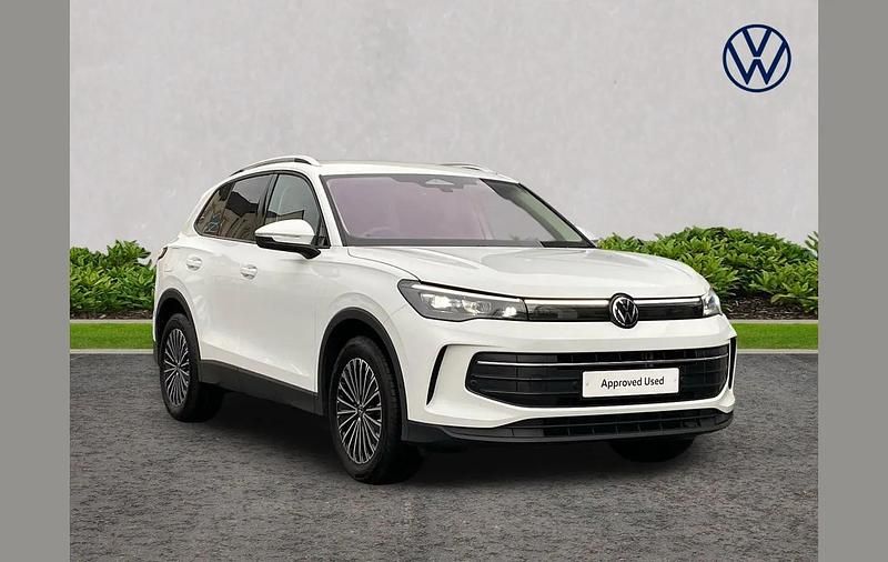 White Used 2025 VW Tiguan Match SUV | £31,350 (Expensive) - Image 1/4