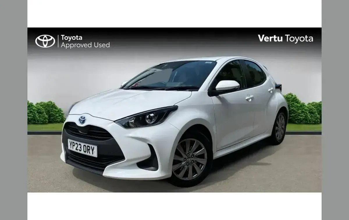 Used Toyota Yaris 113 HP (83 kW) 2023 White Hatchback