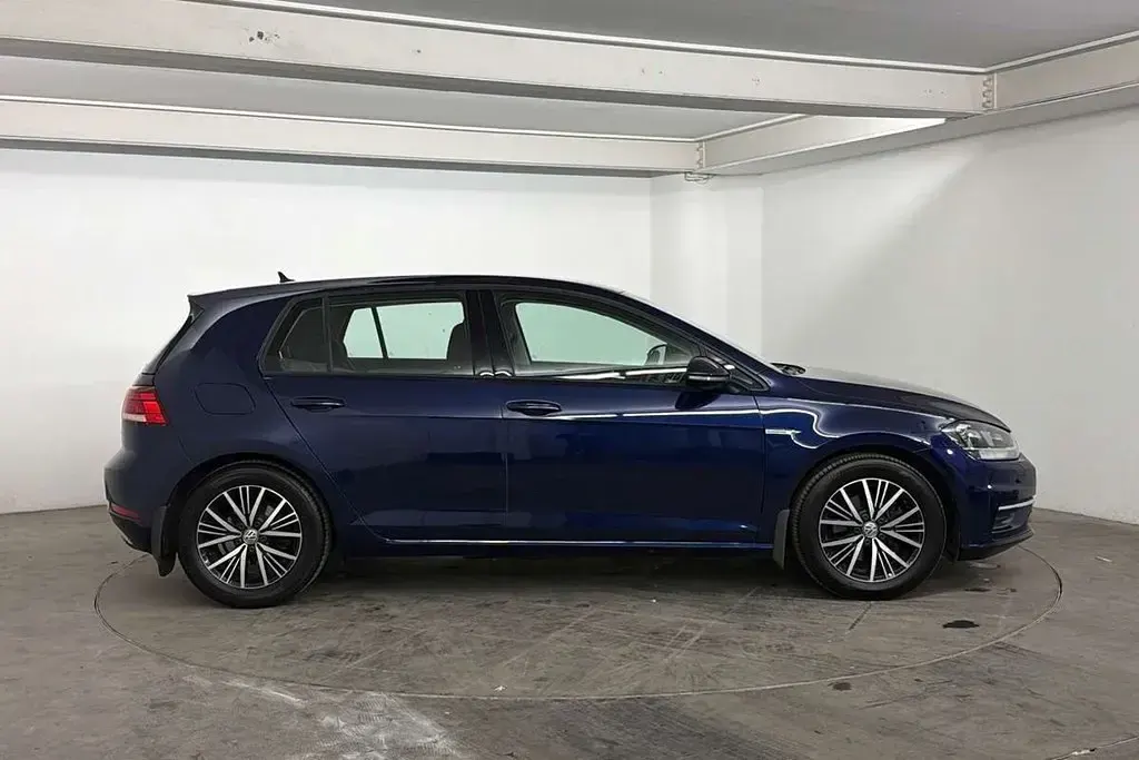 Used VW Golf VII SE 130 HP (95 kW) 2018 Blue Hatchback