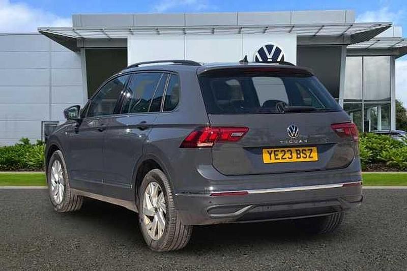 Usado VW Tiguan Life 150 HP (110 kW) 2023 Cinzento SUV