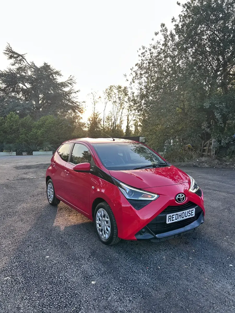 Used Toyota Aygo X-play 72 HP (52 kW) 2019 Red Hatchback