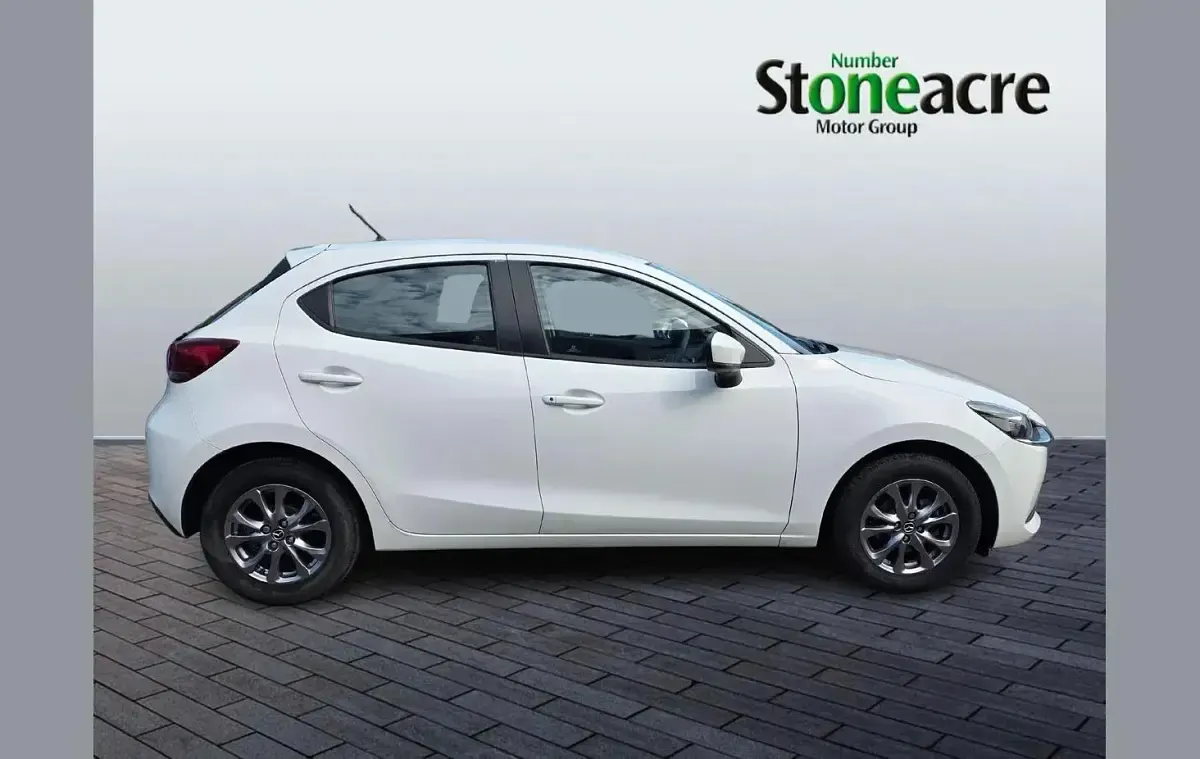 Używany Mazda 2 90 KM (66 kW) 2021 Biały Hatchback