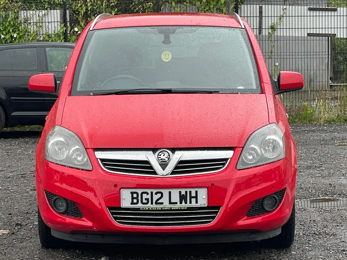 Used Vauxhall Zafira Design Edition 115 HP (84 kW) 2012 Red MPV