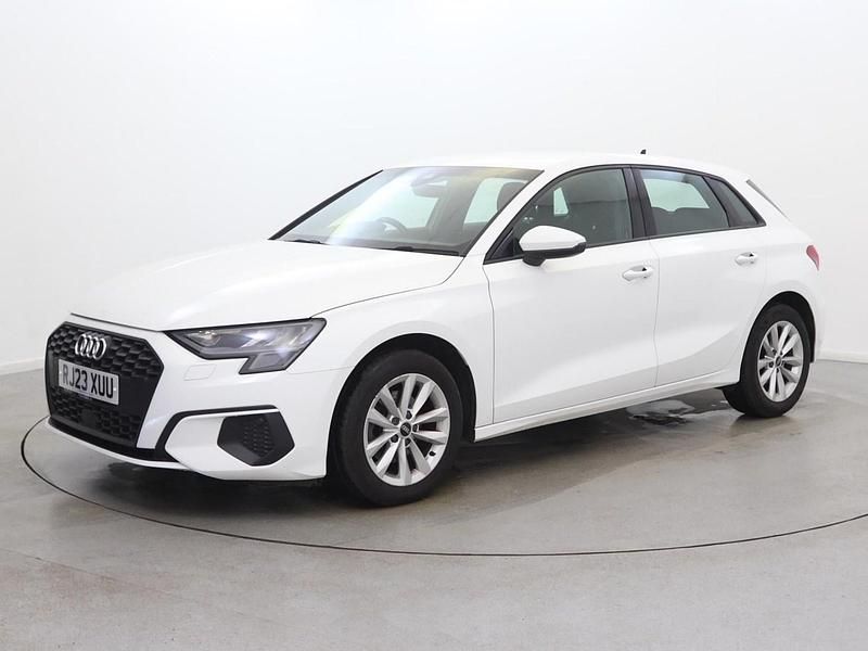 Usado Audi A3 Comfort 110 CV (80 kW) 2023 Blanco Berlina