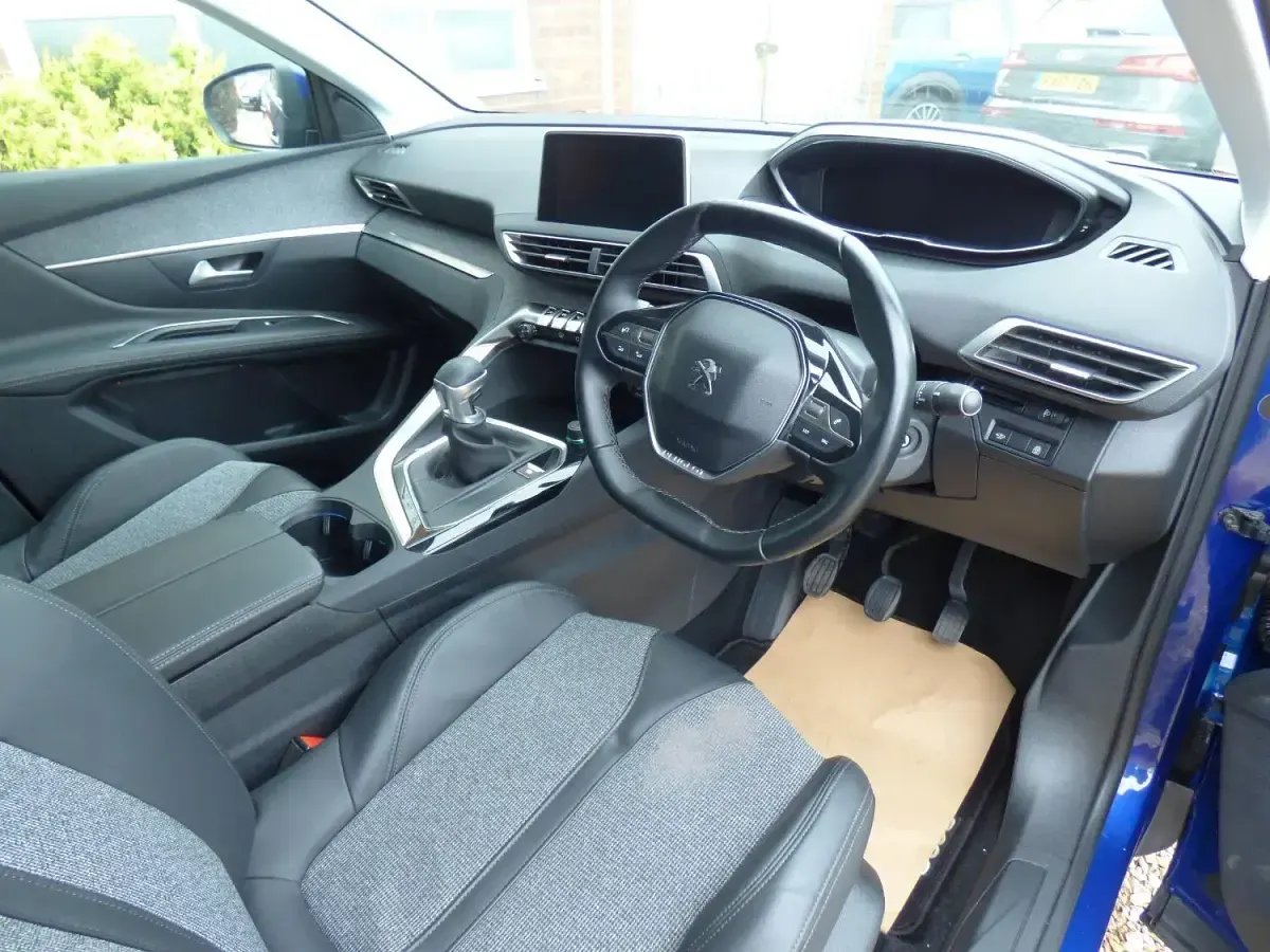 Used Peugeot 3008 Allure 130 HP (95 kW) 2018 Blue SUV