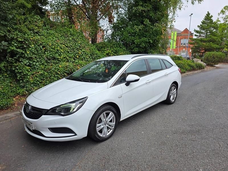 Used Vauxhall Astra 2019 White Estate
