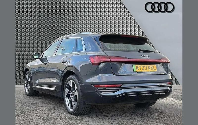 Usado Audi Q8 e-tron Sport 250 kW (340 CV) 2023 Gris SUV