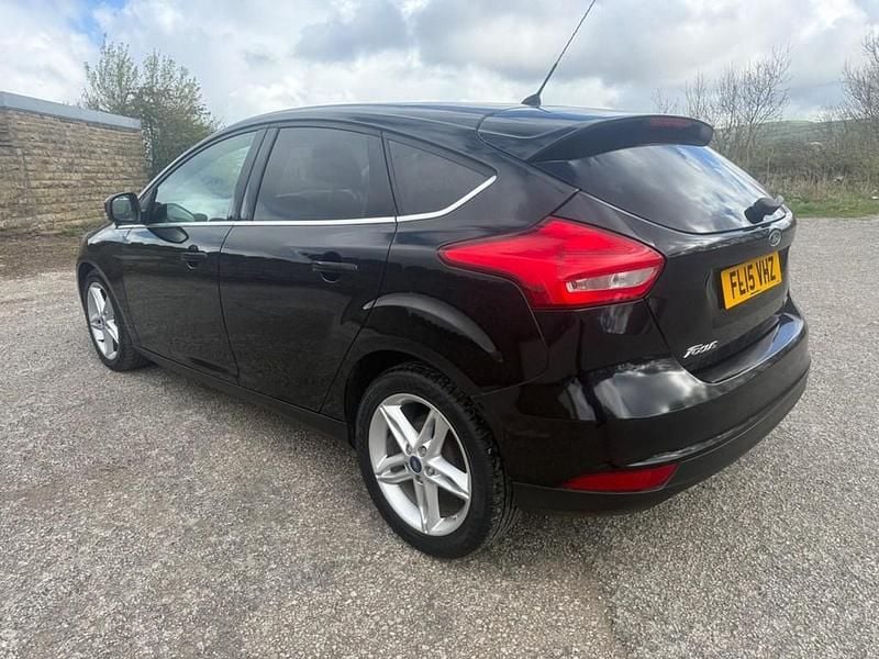Used Ford Focus Zetec 125 HP (91 kW) 2015 Black Hatchback