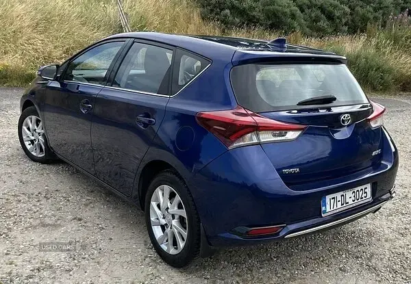 Used Toyota Auris 110 HP (80 kW) 2017 Blue Hatchback