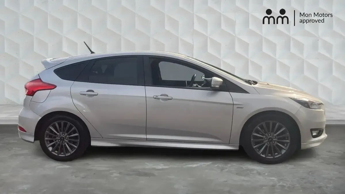 Used Ford Focus ST-Line 140 HP (102 kW) 2018 Silver Hatchback