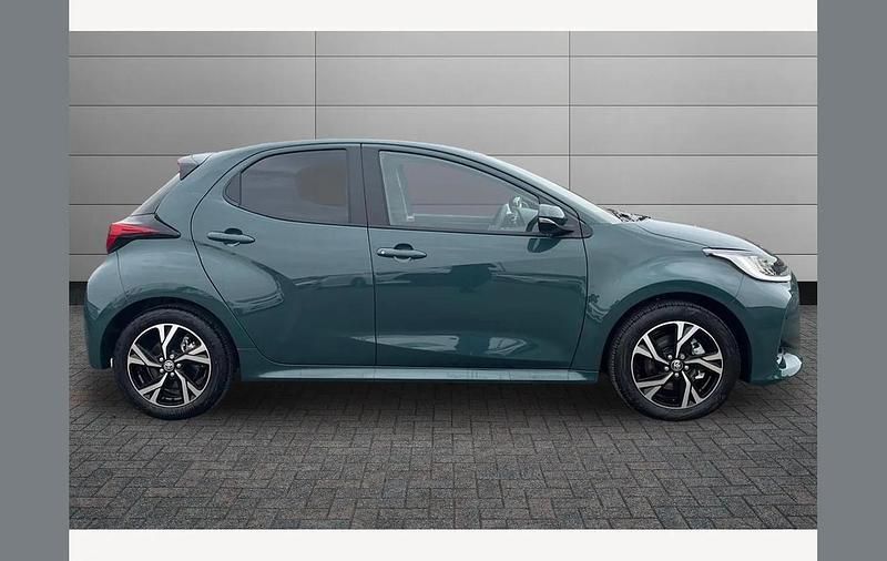 New Toyota Yaris Hybrid Design 116 HP (85 kW) 2025 Green Hatchback