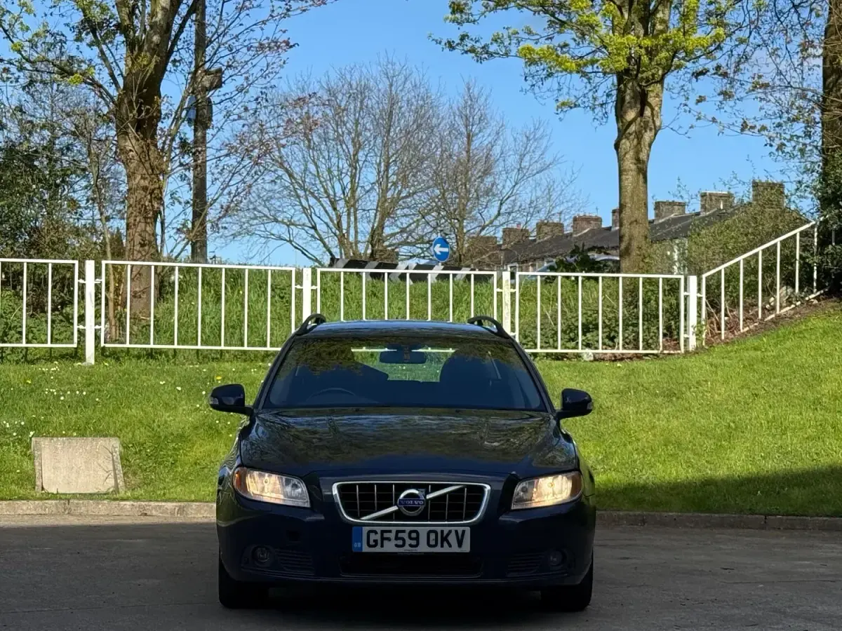 Used Volvo V70 SE 2009 Blue Estate