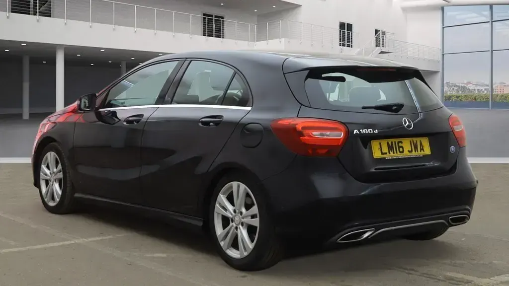 Begagnad Mercedes A180 2016 Svart Halvkombi
