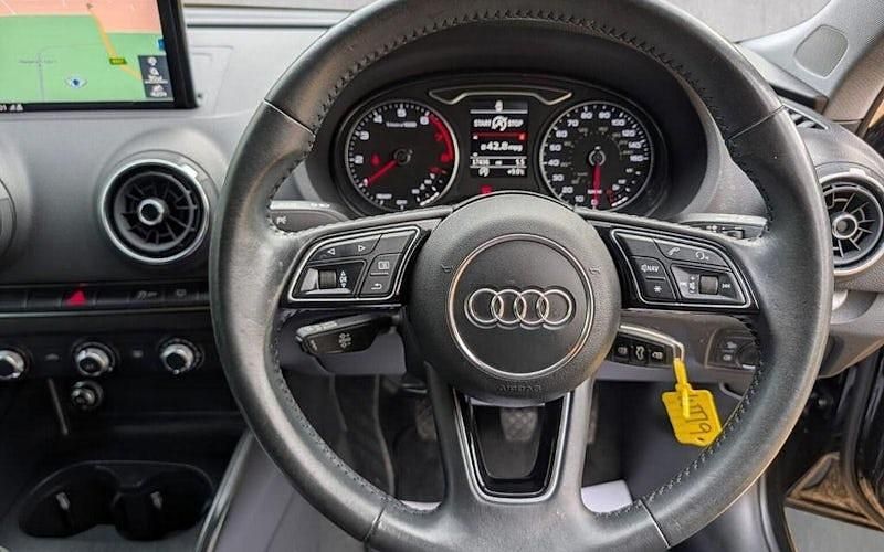 Usado Audi A3 Sportback Design 116 CV (85 kW) 2019 Negro Utilitario