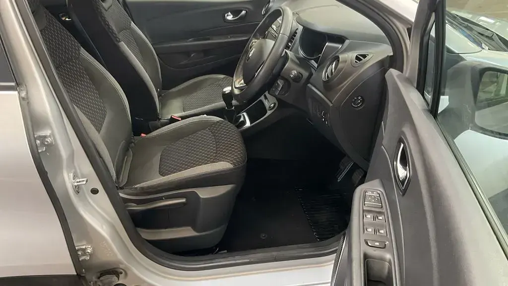 Used Renault Captur Dynamique 90 HP (66 kW) 2017 Silver SUV