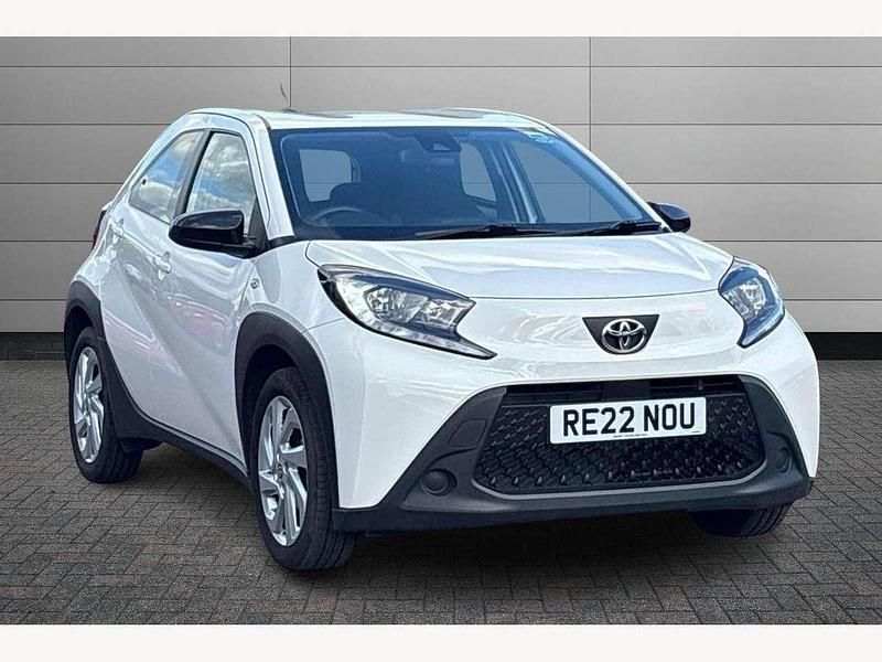 Pure white Used 2022 Toyota Aygo PURE Hatchback | £11,101 (Fair price) - Image 1/3