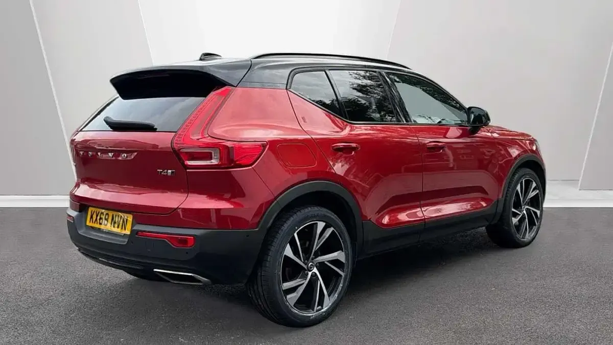 Used Volvo XC40 R-Design 188 HP (138 kW) 2018 Red SUV