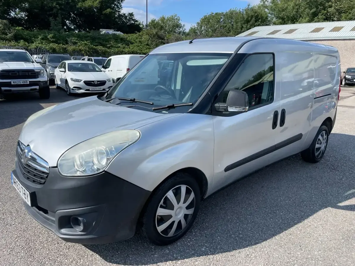 Używany Vauxhall Combo 2013 Srebrny Minivan