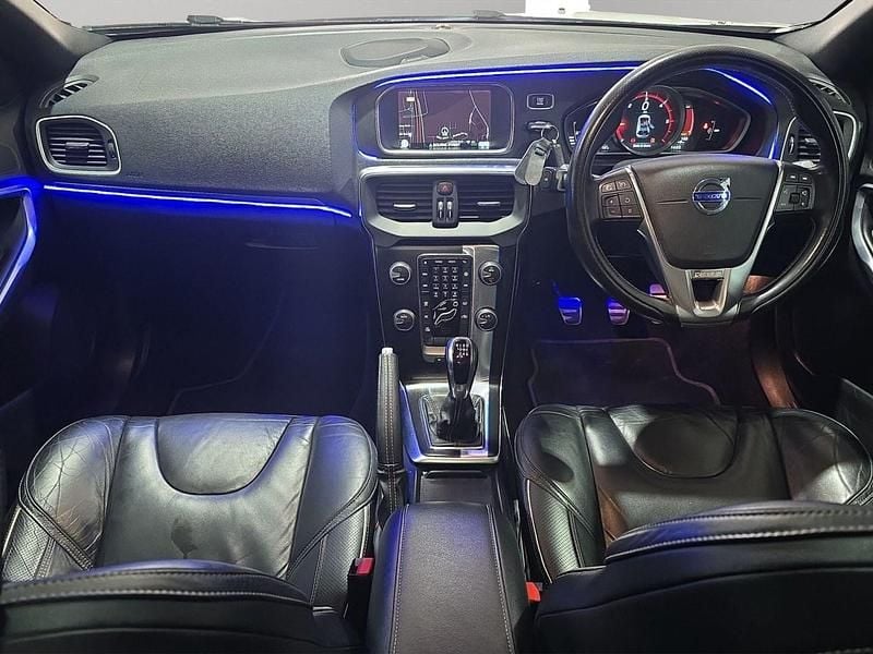 Used Volvo V40 R-Design 115 HP (84 kW) 2014 White Hatchback