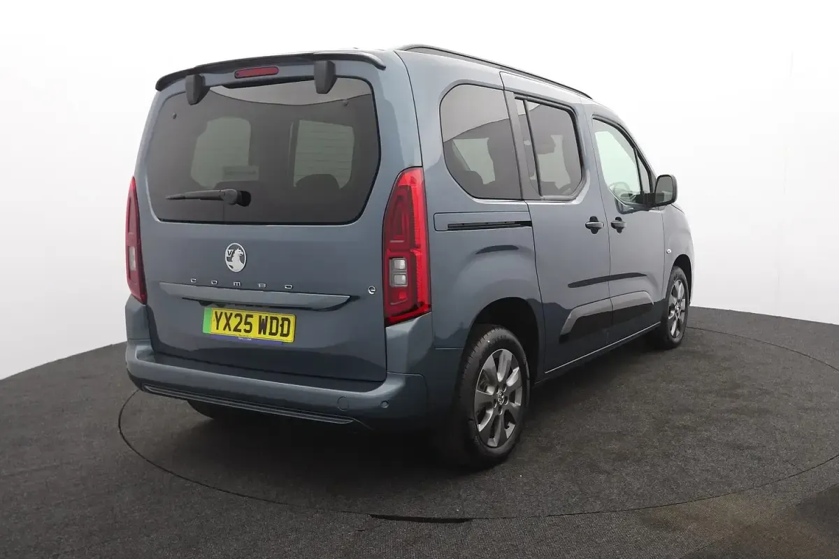 Used Vauxhall Combo Ultimate 100 kW (136 HP) 2025 Blue MPV