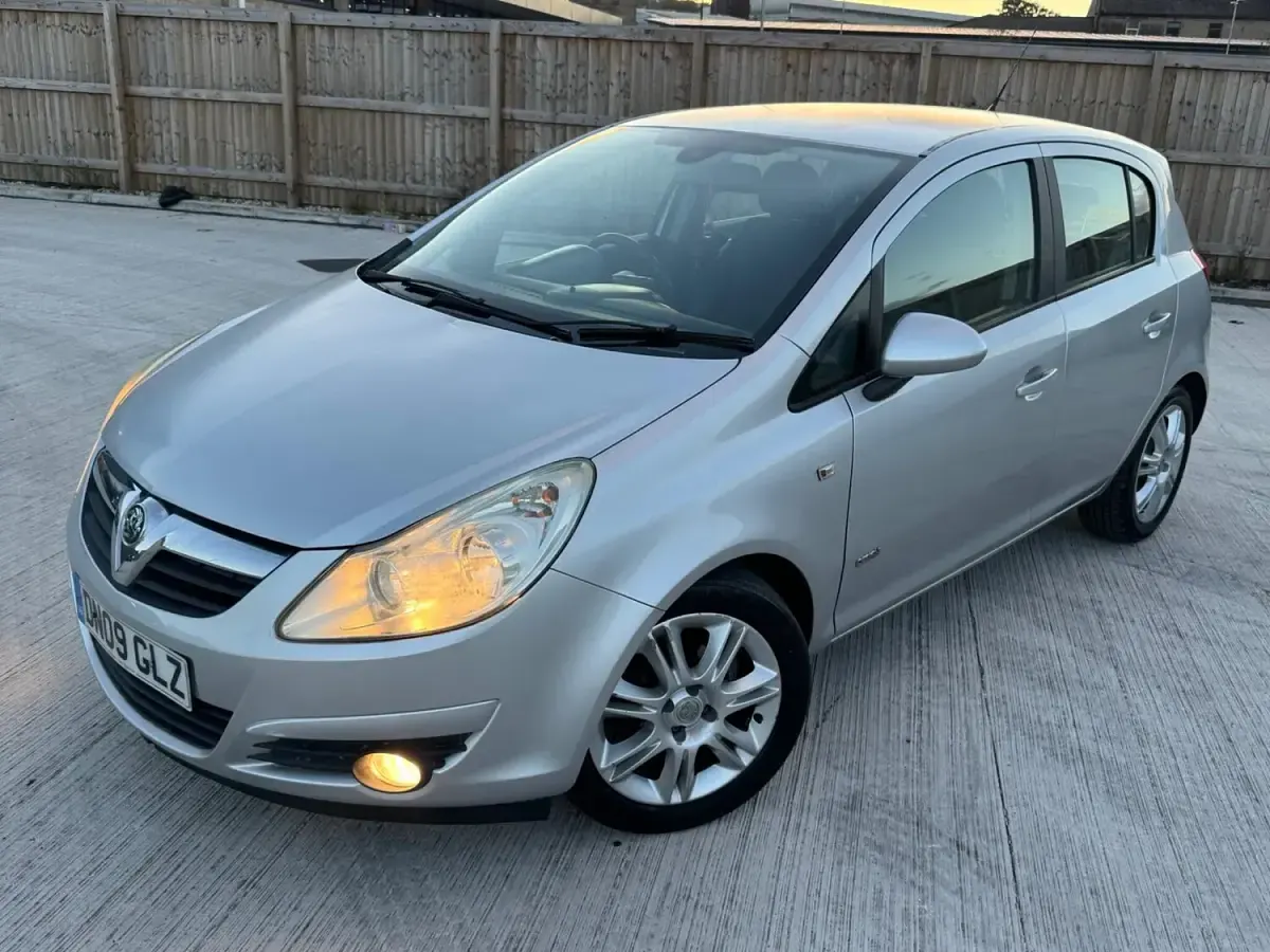 Used Vauxhall Corsa Design Edition 89 HP (65 kW) 2009 Silver Hatchback