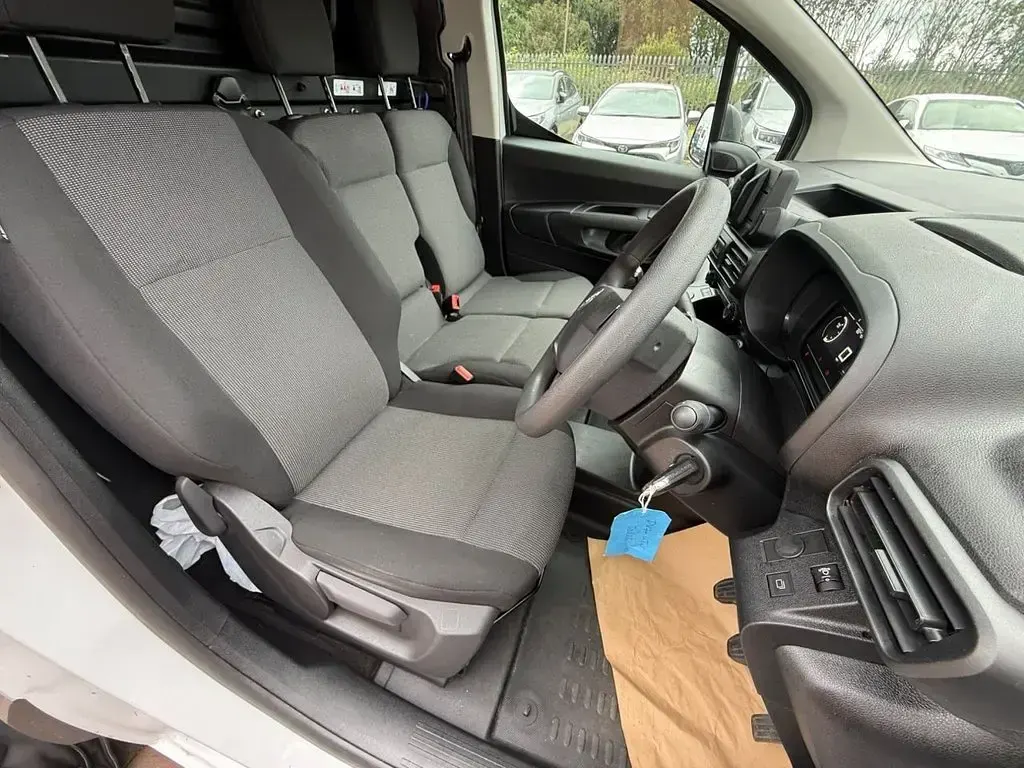 Used Vauxhall Combo S 100 HP (73 kW) 2024 White MPV