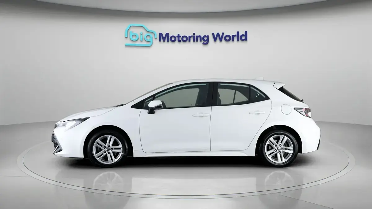Used Toyota Corolla 122 HP (89 kW) 2022 White Hatchback