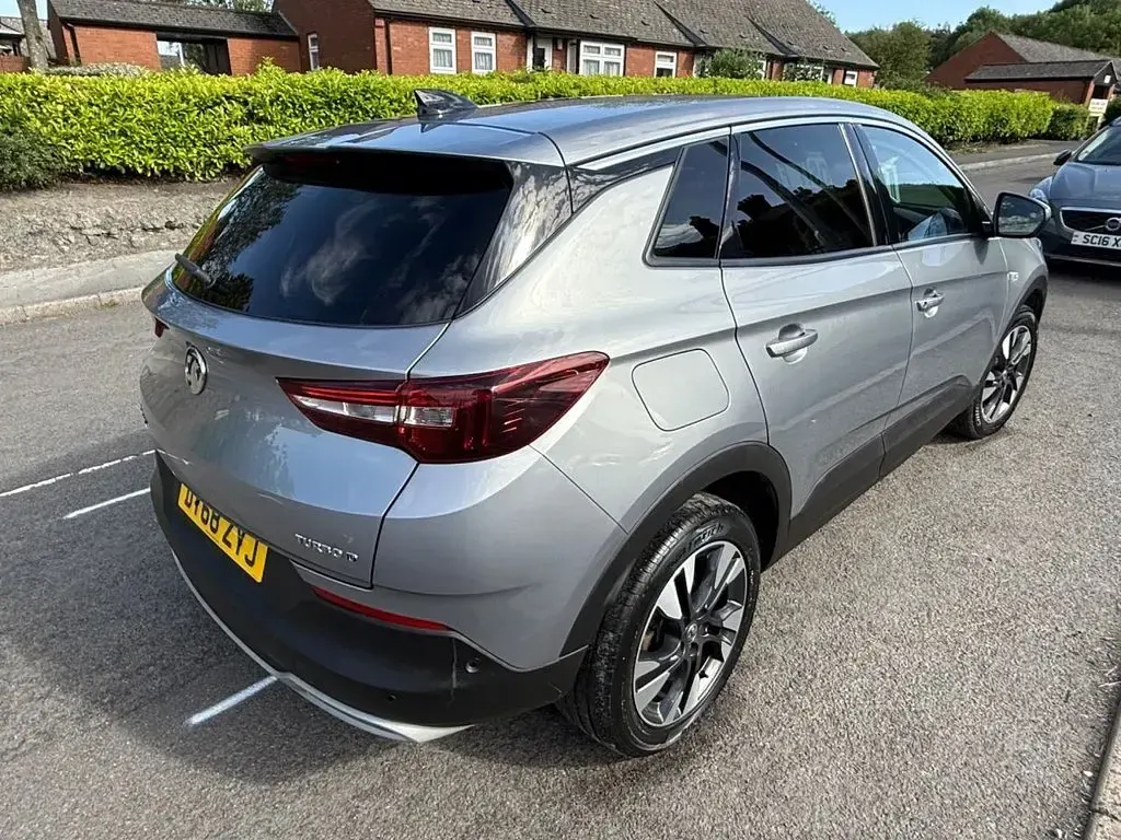 Used Vauxhall Grandland X Sport 130 HP (95 kW) 2018 Grey SUV