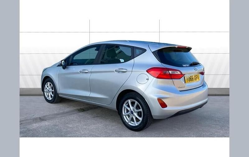 Usado Ford Fiesta Zetec 101 HP (74 kW) 2018 Prateado Citadino