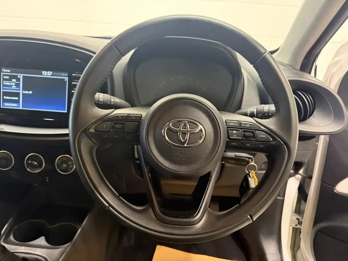 Used Toyota Aygo X PURE 72 HP (52 kW) 2022 White SUV