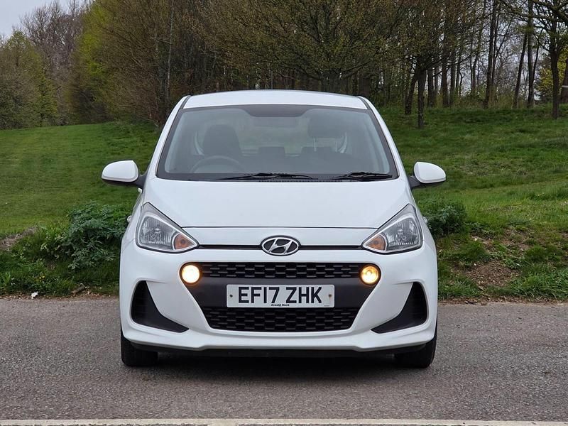 Used Hyundai i10 SE 83 HP (61 kW) 2017 White Hatchback