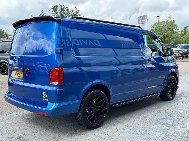 Second-hand VW Transporter Highline 110 CP (80 kW) 2024 Albastru Van