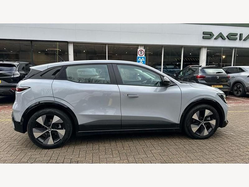 Begagnad Renault Megane E-Tech Equilibre 160 kW (218 HK) 2024 Halvkombi