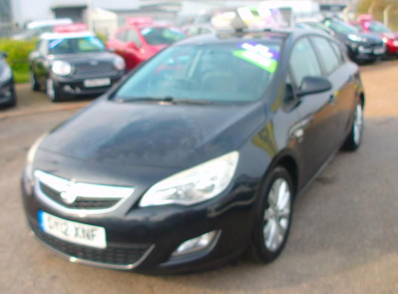 Second-hand Vauxhall Astra Active 110 CP (80 kW) 2012 Negru Hatchback