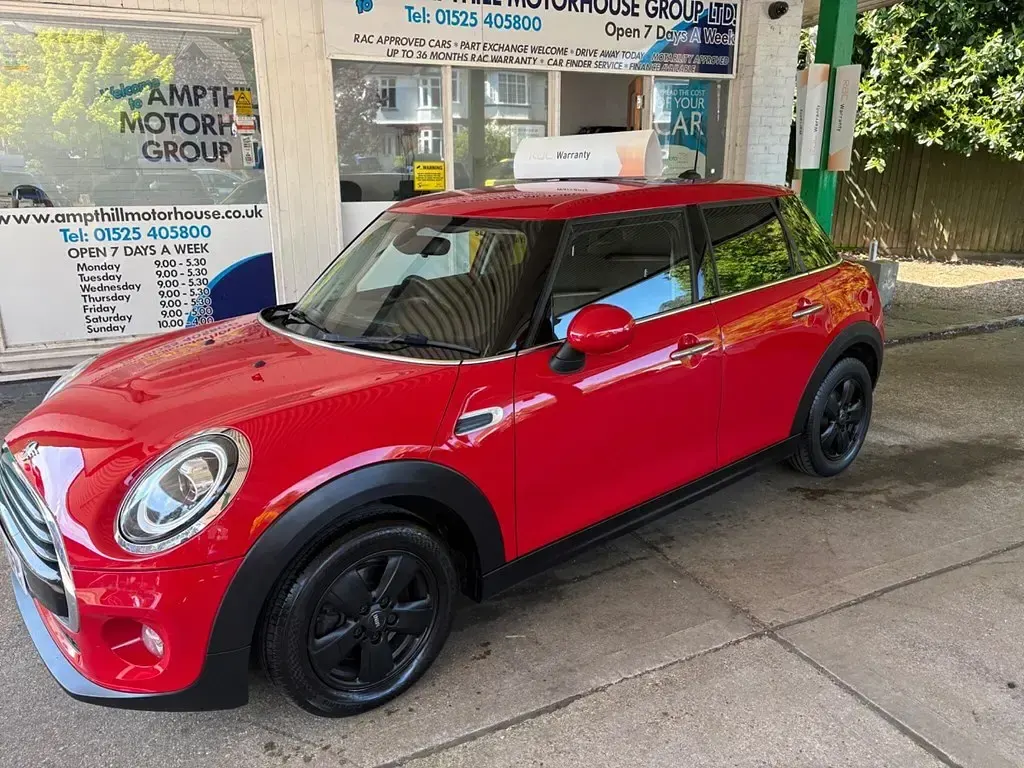 Begagnad Mini Cooper Hatch 2018 Röd Halvkombi
