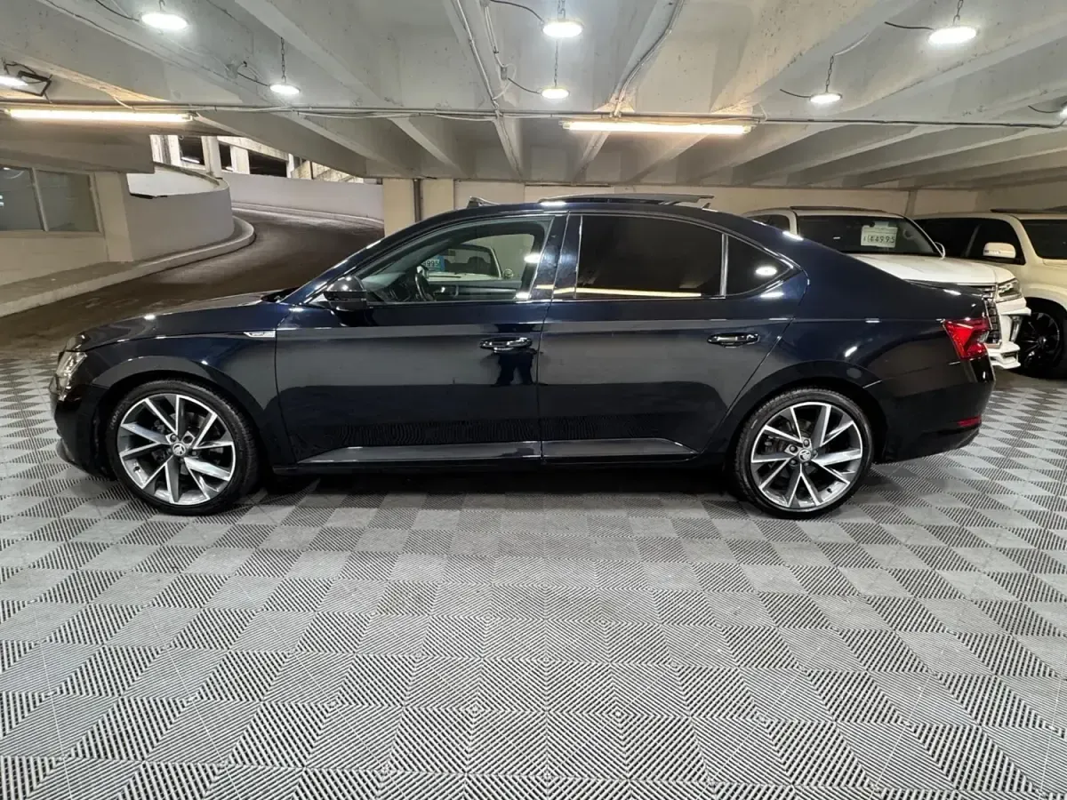 Gebraucht Skoda Superb SportlinePlus 2020 Schwarz Kleinwagen