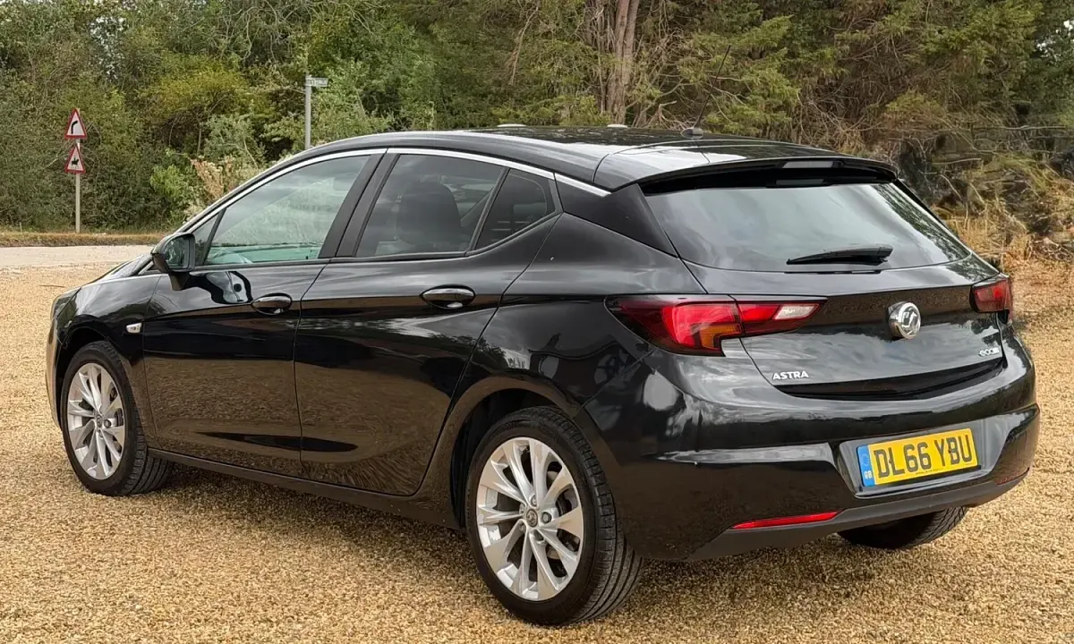 Used Vauxhall Astra Design Edition 105 HP (77 kW) 2016 Black Hatchback