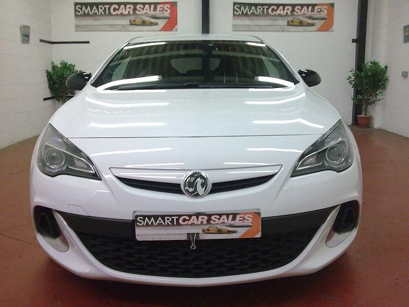 Used Vauxhall Astra GTC 280 HP (205 kW) 2015 White Hatchback