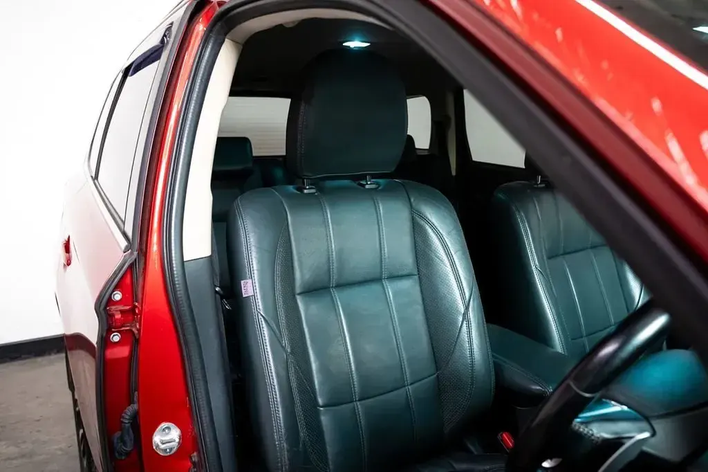 Used Mitsubishi Outlander P-HEV 200 HP (147 kW) 2018 Red Estate