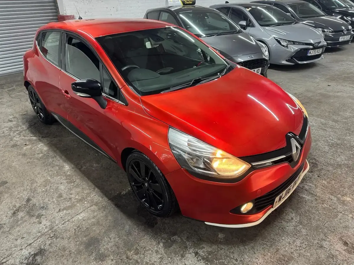 Used Renault Clio IV Dynamique 90 HP (66 kW) 2016 Red Hatchback