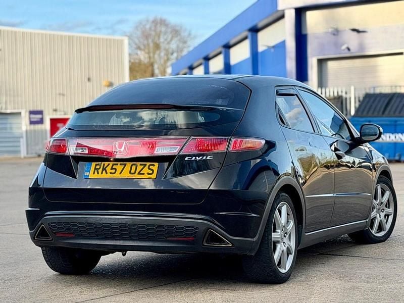 Begagnad Honda Civic EX 140 HK (102 kW) 2007 Svart Halvkombi