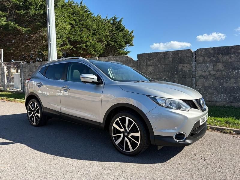 Silver Used 2016 Nissan Qashqai Tekna SUV | £9,995 (Good price) - Image 1/4