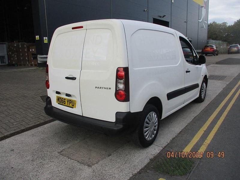 Used Peugeot Partner S 100 HP (73 kW) 2017 White MPV