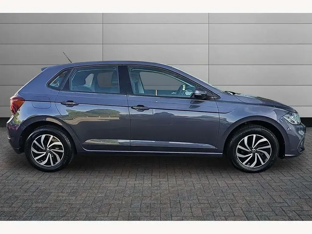 Usado VW Polo Life 95 HP (69 kW) 2024 Cinzento Citadino